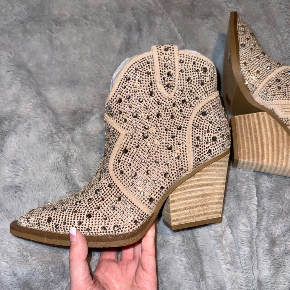 Very G ~ taupe blingy rhinestone boots 👢 ~ brand new ~ never worn! 🆕 size 6 - Picture 3 of 10